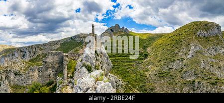 Ruinen der Burg Benissili oder Alcalà. Es war die Residenz des berühmten maurischen Führers Al-Azraq. Es stammt aus dem 11. Jahrhundert. Befindet sich in Stockfoto