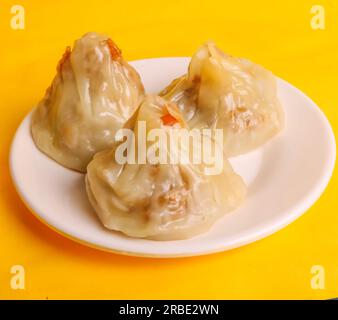 JAKOBSMUSCHELN SUI MAI mit Schweinefleisch und Garnelen，yumcha, Dim Sum, in Hongkong gedünstetes siew Mai Fleischklößchen mit Wantonhaut und Rogen in Bambuskorb asiatisches Dimmfleisch Stockfoto