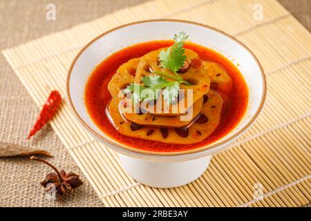 Gebratene Lotuswurzel, isoliert auf weißem Hintergrund. Stockfoto