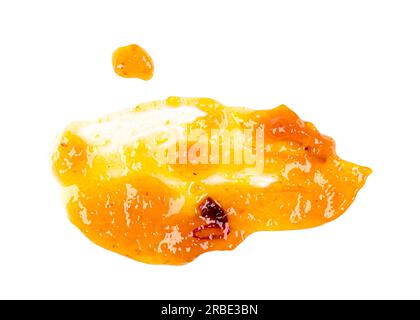 Abstrakter Abstrich von gelber Mangosauce, Marmelade isoliert auf Weiß, Draufsicht Stockfoto