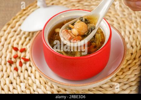 Doppelt gekochte chinesische kantonesische hakka-Hühnersuppe Stockfoto