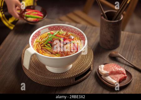 Eine Schüssel zweifach gekochte Schweinenudel Stockfoto