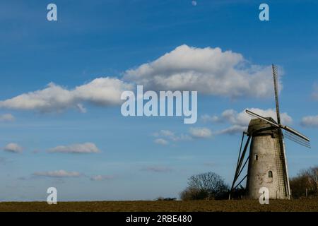 Alte holländische Windmühle mit leerem Raum Stockfoto