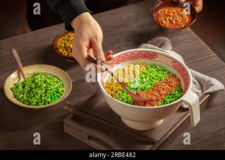 Zhajiangmian (chinesisches Gericht mit Schweinepulver auf Weizennudeln), isoliert auf weißem Hintergrund. Stockfoto