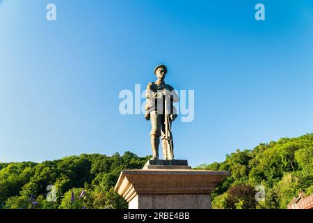 Ironbridge, Großbritannien - Juli 06 2023: Bronze war Memorial Statue in Ironbridge, Großbritannien Stockfoto