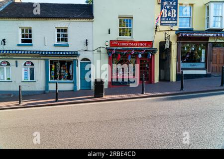 Ironbridge, Großbritannien - Juli 06 2023: Das Äußere des Christmas Shop in Ironbridge, Großbritannien Stockfoto