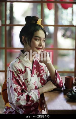 Traditionell gekleidete japanische Frauen im alten japanischen Haus in Chiang Mai, Thailand. Stockfoto