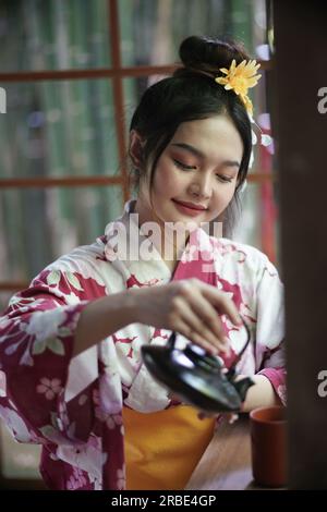 Traditionell gekleidete japanische Frauen im alten japanischen Haus in Chiang Mai, Thailand. Stockfoto