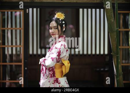 Traditionell gekleidete japanische Frauen im alten japanischen Haus in Chiang Mai, Thailand. Stockfoto