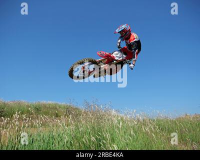 Rhynie Motocross Track, Aberdeenshire, 8. Juli 2023, Teilnehmer an der ADMC 2023 Club Championship bei sonnigen und staubigen Bedingungen. © Malcolm G. Stockfoto