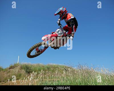 Rhynie Motocross Track, Aberdeenshire, 8. Juli 2023, Teilnehmer an der ADMC 2023 Club Championship bei sonnigen und staubigen Bedingungen. © Malcolm G. Stockfoto