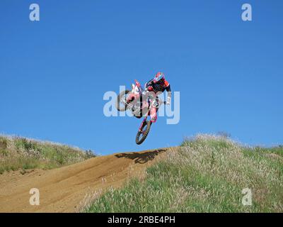 Rhynie Motocross Track, Aberdeenshire, 8. Juli 2023, Teilnehmer an der ADMC 2023 Club Championship bei sonnigen und staubigen Bedingungen. © Malcolm G. Stockfoto