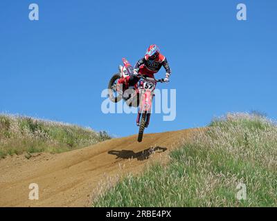 Rhynie Motocross Track, Aberdeenshire, 8. Juli 2023, Teilnehmer an der ADMC 2023 Club Championship bei sonnigen und staubigen Bedingungen. © Malcolm G. Stockfoto