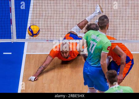 Pasay City, Philippinen. 9. Juli 2023. Nimir Abdel-Aziz (L) aus den Niederlanden tritt am 9. Juli 2023 beim Spiel Pool 6 zwischen Slowenien und den Niederlanden bei der Men's Volleyball Nations League in Pasay City auf den Philippinen an. Kredit: Rouelle Umali/Xinhua/Alamy Live News Stockfoto