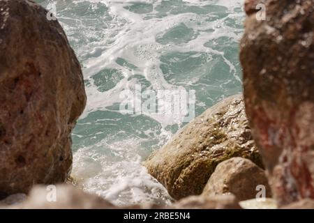Detailaufnahme von mediterranen Felsen mit türkisfarbenem Meer, flacher Fokus Stockfoto