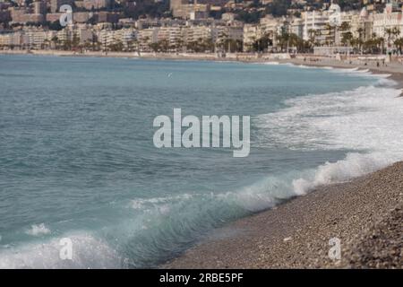 Morgenwellen am Kiesstrand in Nizza, Frankreich, Reiseinhalt Stockfoto