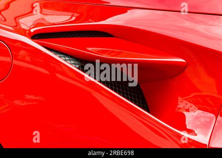 London, England, Großbritannien - 27. Juni 2023: Nahaufnahme des Lufteinlasses eines Ferrari F8 Spyder Superwagens, der auf einer Straße im Zentrum Londons geparkt ist. Stockfoto