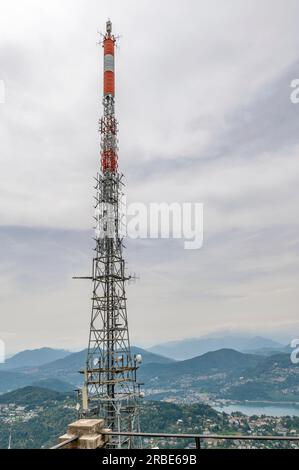 Die große Antenne auf dem Gipfel des Mount San Salvatore mit Blick auf Lugano, die Schweiz und den See Stockfoto