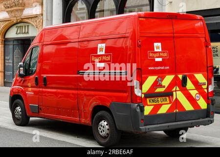 London, England, Vereinigtes Königreich - 27. Juni 2023: Royal Mail Lieferwagen parkt auf einer Straße im Zentrum von London. Stockfoto