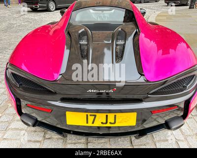 London, England, Vereinigtes Königreich - 27. Juni 2023: Rückseite eines McLaren 540C-Superwagens, das vor dem Bahnhof St Pancras im Zentrum von London parkt. Stockfoto