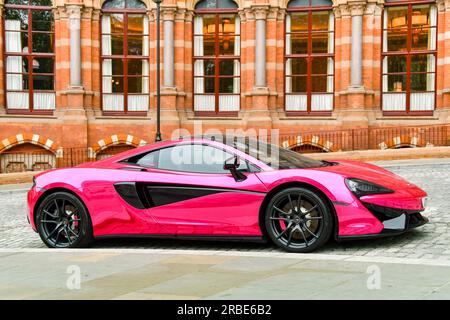 London, England, Vereinigtes Königreich - 27. Juni 2023: McLaren 540C Supercar parkt vor dem Bahnhof St Pancras im Zentrum von London. Stockfoto