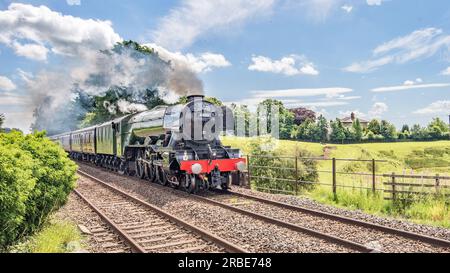 Der berühmte Dampfzug Flying Scotsman, der am 9. Juli 2023 durch Long Preston in North Yorkshire fuhr. Stockfoto