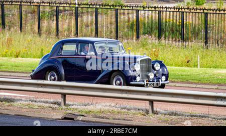 Dundee, Tayside, Schottland, Großbritannien. 9. Juli 2023. UK Weather: Die Temperaturen in Tayside Schottland erreichten heute Morgen 22°C, neben der feuchten und hellen Sonnenstrahlen im Juli. Oldtimer-Klassiker und Konzeptautos genießen eine Sonntagsfahrt auf dem Kingsway West Dual Carageway in Dundee. Kredit: Dundee Photographics/Alamy Live News Stockfoto