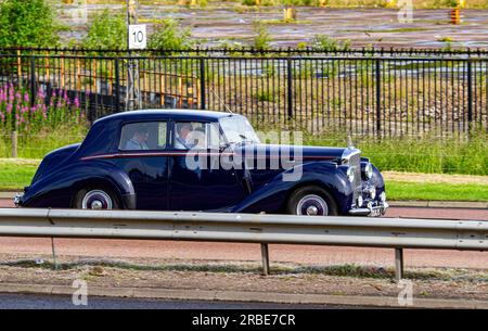 Dundee, Tayside, Schottland, Großbritannien. 9. Juli 2023. UK Weather: Die Temperaturen in Tayside Schottland erreichten heute Morgen 22°C, neben der feuchten und hellen Sonnenstrahlen im Juli. Oldtimer-Klassiker und Konzeptautos genießen eine Sonntagsfahrt auf dem Kingsway West Dual Carageway in Dundee. Kredit: Dundee Photographics/Alamy Live News Stockfoto