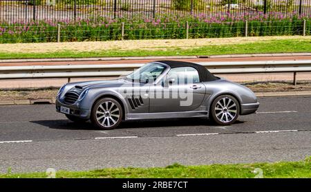 Dundee, Tayside, Schottland, Großbritannien. 9. Juli 2023. UK Weather: Die Temperaturen in Tayside Schottland erreichten heute Morgen 22°C, neben der feuchten und hellen Sonnenstrahlen im Juli. Oldtimer-Klassiker und Konzeptautos genießen eine Sonntagsfahrt auf dem Kingsway West Dual Carageway in Dundee. Kredit: Dundee Photographics/Alamy Live News Stockfoto