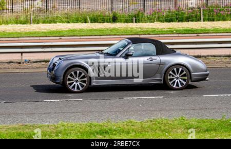 Dundee, Tayside, Schottland, Großbritannien. 9. Juli 2023. UK Weather: Die Temperaturen in Tayside Schottland erreichten heute Morgen 22°C, neben der feuchten und hellen Sonnenstrahlen im Juli. Oldtimer-Klassiker und Konzeptautos genießen eine Sonntagsfahrt auf dem Kingsway West Dual Carageway in Dundee. Kredit: Dundee Photographics/Alamy Live News Stockfoto