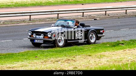 Dundee, Tayside, Schottland, Großbritannien. 9. Juli 2023. UK Weather: Die Temperaturen in Tayside Schottland erreichten heute Morgen 22°C, neben der feuchten und hellen Sonnenstrahlen im Juli. Oldtimer-Klassiker und Konzeptautos genießen eine Sonntagsfahrt auf dem Kingsway West Dual Carageway in Dundee. Kredit: Dundee Photographics/Alamy Live News Stockfoto