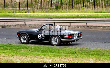 Dundee, Tayside, Schottland, Großbritannien. 9. Juli 2023. UK Weather: Die Temperaturen in Tayside Schottland erreichten heute Morgen 22°C, neben der feuchten und hellen Sonnenstrahlen im Juli. Oldtimer-Klassiker und Konzeptautos genießen eine Sonntagsfahrt auf dem Kingsway West Dual Carageway in Dundee. Kredit: Dundee Photographics/Alamy Live News Stockfoto