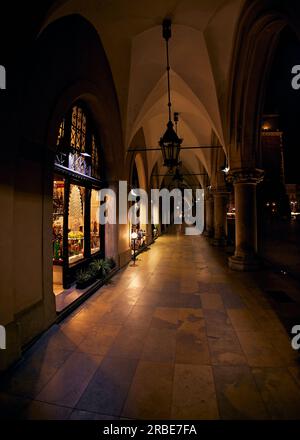 Nachtfoto der Tuchhalle am Rynek Glowny (Hauptplatz) in Krakau, Polen Stockfoto