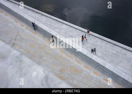 Oslo, Norwegen, 19. Juni 2023: Touristen erkunden das Opernhaus von Oslo an einem bewölkten Tag, das 2008 mit der Absicht erbaut wurde, Besucher nach wa zu lassen Stockfoto