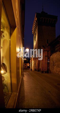 Abendliche Beleuchtung des Florian Gate, eines der bekanntesten polnischen gotischen Türme, erbaut im 14. Jahrhundert als rechteckiger gotischer Turm. Stockfoto