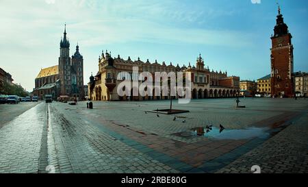 Stoffreihen am Rynok Square Main und St. Marienkirche und Rathausturm in Krakau Stockfoto