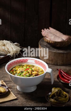 Geschmorte Schweinebraten （Schweinehälse，Schweinefüße）Nudeln mit Sauerkohl Stockfoto