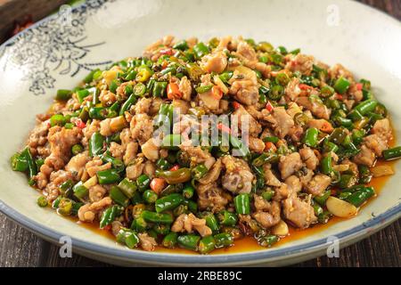 Gebratenes Hühnchen und Pilze in Chili-Sauce umrühren Stockfoto