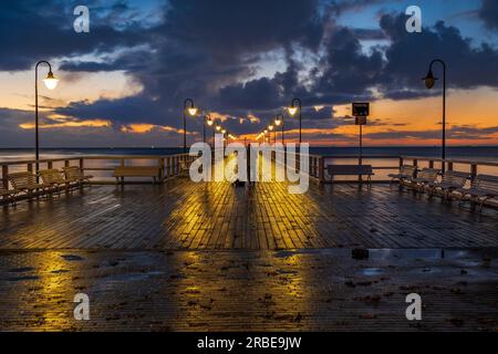 Orlowo Pier an der Ostsee bei Sonnenaufgang, nach dem Regen in Gdynia, Polen. Stockfoto