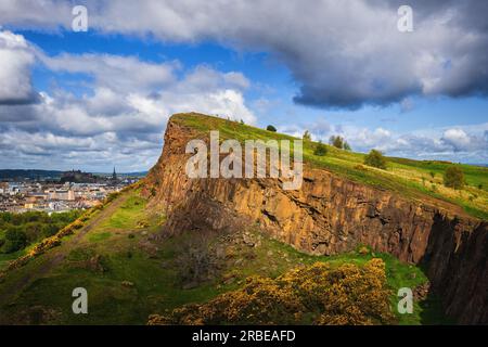 Die sonnigen Klippen von Salisbury Crags, die malerische Landschaft des Holyrood Park in Edinburgh, Schottland, Großbritannien. Stockfoto