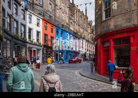Victoria Street und West Bow in Edinburgh, Schottland. Berühmte Straße in der Altstadt mit bunten Gebäuden. Stockfoto