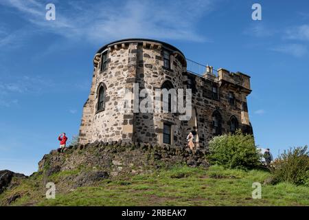 Observatory House Gothic Tower of City Observatory auf Calton Hill in Edinburgh in Schottland, Großbritannien. Stockfoto