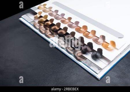 Verschiedene Beispiele Farbpalette Farbfärbung Farbton der Haare Farbton. Stockfoto