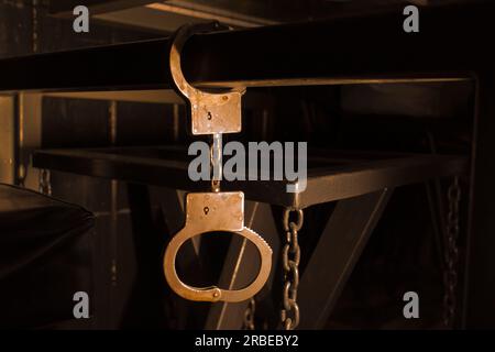 Strafjustiz Verhaftung kriminelles Objekt Kettengesetz gesetzliche Kontrolle Metall rostig Polizeischloss Handschellen Konzept. Stockfoto