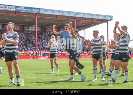 Kingston upon Hull, Großbritannien. 09. Juli 2023. Die Spieler des Hull FC feiern den Sieg ihrer Teams nach dem Spiel der Betfred Super League Round 18 Hull KR gegen Hull FC in Sewell Group Craven Park, Kingston upon Hull, Großbritannien, 9. Juli 2023 (Foto von Gareth Evans/News Images) in Kingston upon Hull, Großbritannien, am 7./9. Juli 2023. (Foto: Gareth Evans/News Images/Sipa USA) Guthaben: SIPA USA/Alamy Live News Stockfoto