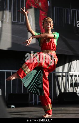 Markham, Kanada. 24. Juni 2023. Das Mädchen führt am 24. Juni 2023 beim Taste of Asia Festival in Markham, Ontario, Kanada, einen klassischen indischen Bharatanatyam-Tanz auf. Das Festival ist das größte asiatische Festival Kanadas mit über 180.000 Teilnehmern pro Jahr. (Foto von Creative Touch Imaging Ltd./NurPhoto) Kredit: NurPhoto SRL/Alamy Live News Stockfoto