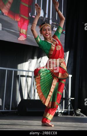 Markham, Kanada. 24. Juni 2023. Das Mädchen führt am 24. Juni 2023 beim Taste of Asia Festival in Markham, Ontario, Kanada, einen klassischen indischen Bharatanatyam-Tanz auf. Das Festival ist das größte asiatische Festival Kanadas mit über 180.000 Teilnehmern pro Jahr. (Foto von Creative Touch Imaging Ltd./NurPhoto) Kredit: NurPhoto SRL/Alamy Live News Stockfoto