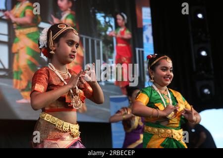 Markham, Kanada. 24. Juni 2023. Am 24. Juni 2023 führen Mädchen beim Taste of Asia Festival in Markham, Ontario, Kanada, einen klassischen indischen Bharatanatyam-Tanz auf. Das Festival ist das größte asiatische Festival Kanadas mit über 180.000 Teilnehmern pro Jahr. (Foto von Creative Touch Imaging Ltd./NurPhoto) Kredit: NurPhoto SRL/Alamy Live News Stockfoto
