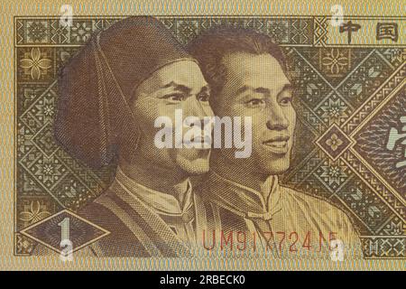 Zwei Männer in ethnischen Kleidern, mit Blick auf das rechte Porträt aus China 1 Jiao 1980 Banknoten. Stockfoto