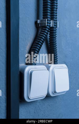 Lichtschalter ein-/Ausschalter Strom aus elektrische Wand drehen. Stockfoto